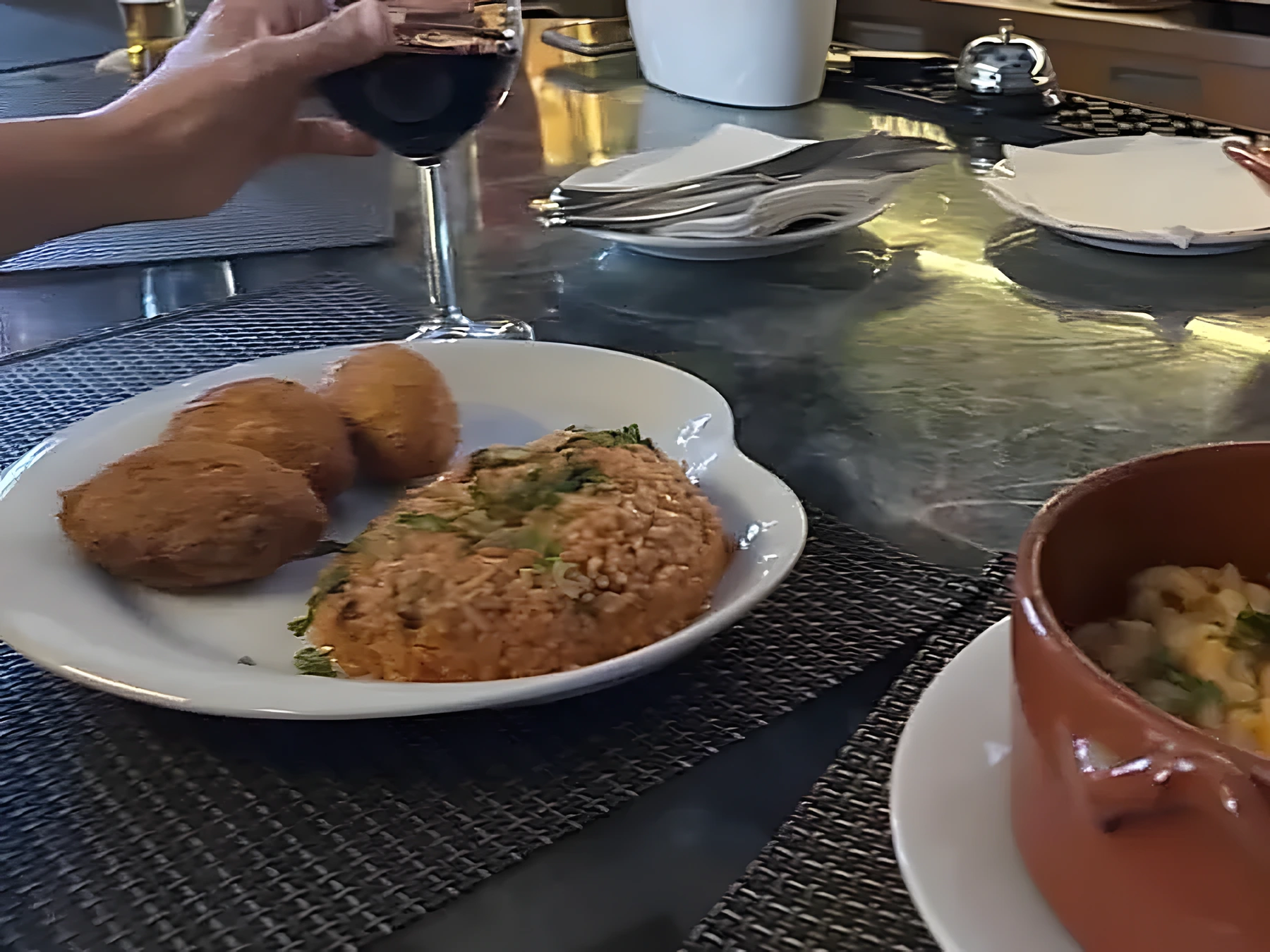 Pastéis de bacalhau com arroz de tomate servidos na Taberna dos Novos Tempos.